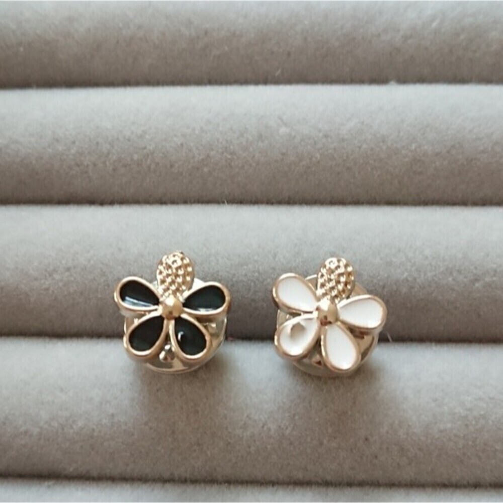 Black and white Five petal flowers brooch/pins